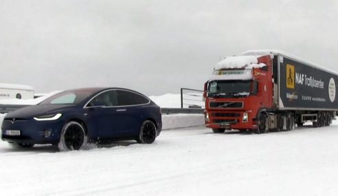 บ้าพลังใหญ่แล้ว!!! Tesla Model X โชว์ลากรถบรรทุก Volvo น้ำหนักกว่า 40,000 โล