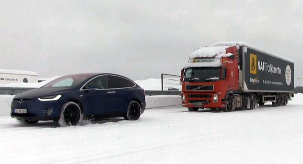 บ้าพลังใหญ่แล้ว!!! Tesla Model X โชว์ลากรถบรรทุก Volvo น้ำหนักกว่า 40,000 โล