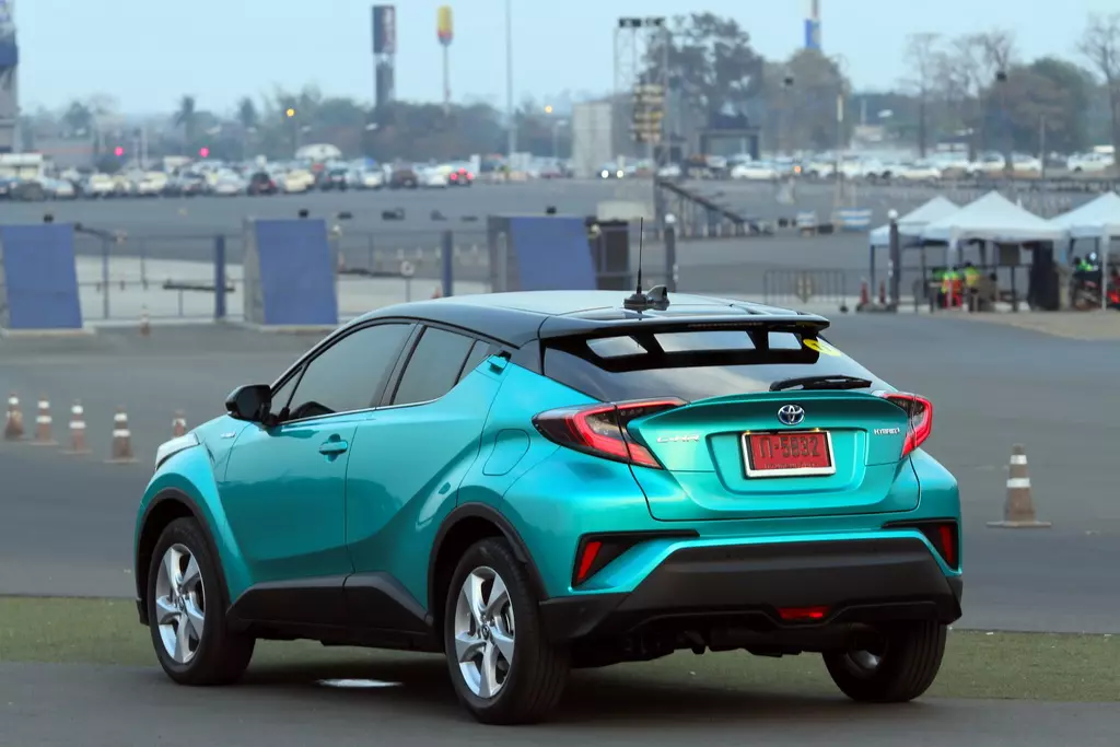 ทดลองขับ! TOYOTA C-HR ไฮบริด SUV ที่ หนึบ..แน่น ประหยัดจริง คุ้มค่าตัว 1 ล้าน