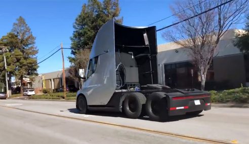 รถบรรทุกพลังไฟฟ้า!!! Tesla Semi Truckโชว์อัตราเร่งสุดโหดบนถนนสาธารณะ