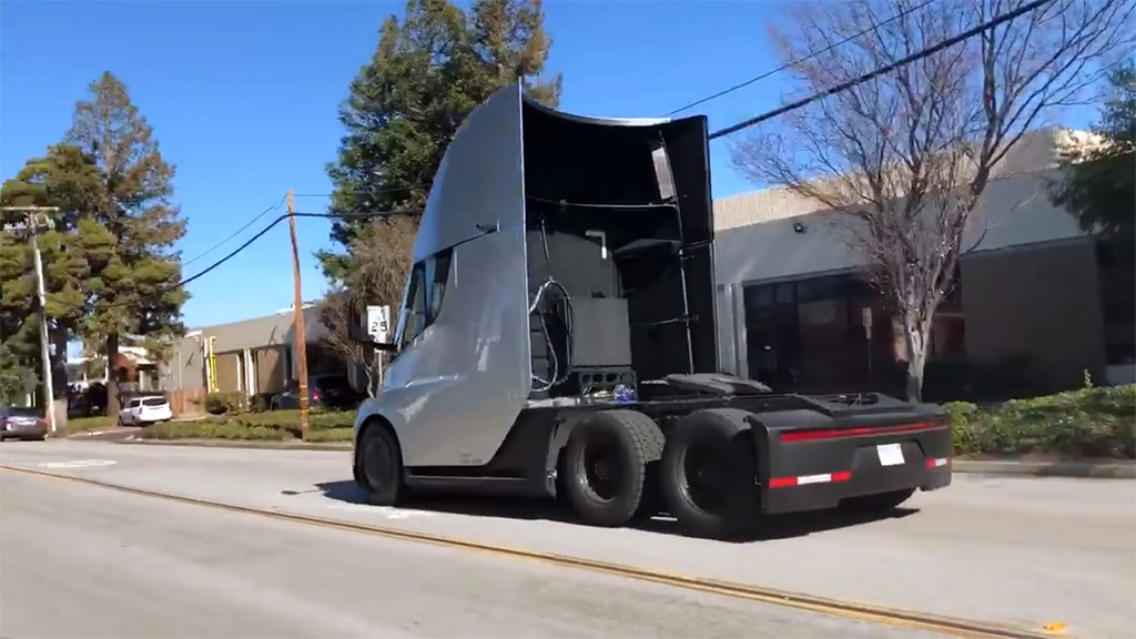 รถบรรทุกพลังไฟฟ้า!!! Tesla Semi Truckโชว์อัตราเร่งสุดโหดบนถนนสาธารณะ