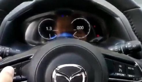 ภาพหลุด! เรือนไมล์ฟูลดิจิตอลของ Mazda3 รุ่นปี 2019