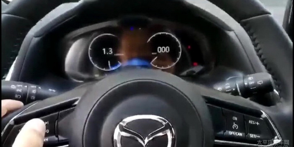 ภาพหลุด! เรือนไมล์ฟูลดิจิตอลของ Mazda3 รุ่นปี 2019