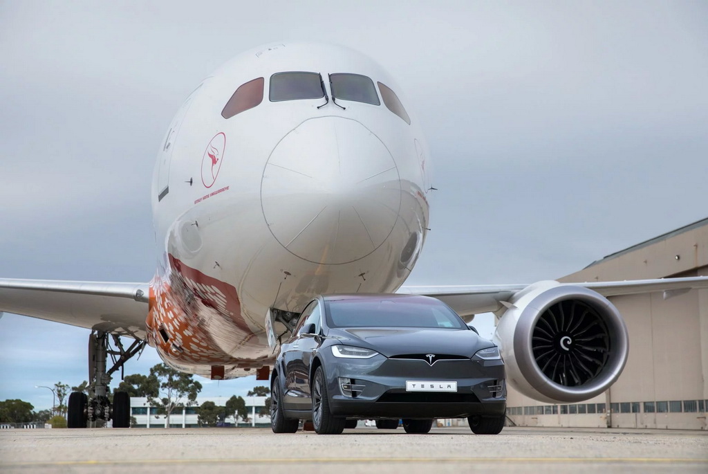 Tesla Model X รถพลังไฟฟ้าคันแรกของโลก ที่สามารถลากเครื่องบิน Boeing 787 ได้