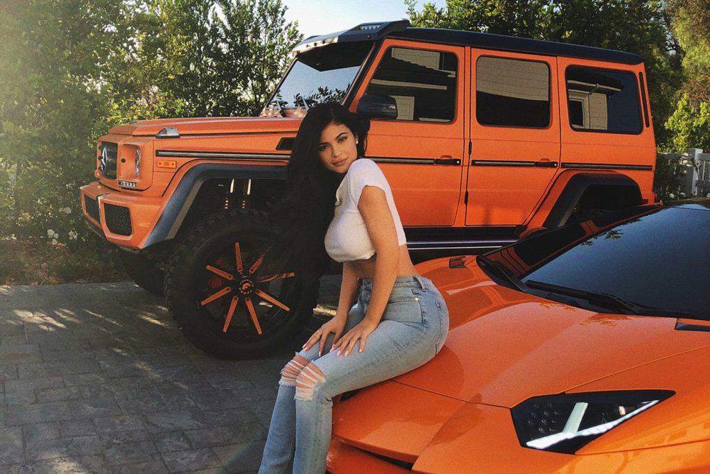 สาวเอวบาง Kylie Jenner ใครจะคิดว่าเธอจะเป็นเจ้าของรถ Benz G550 แต่งโหดคันโตคันนี้