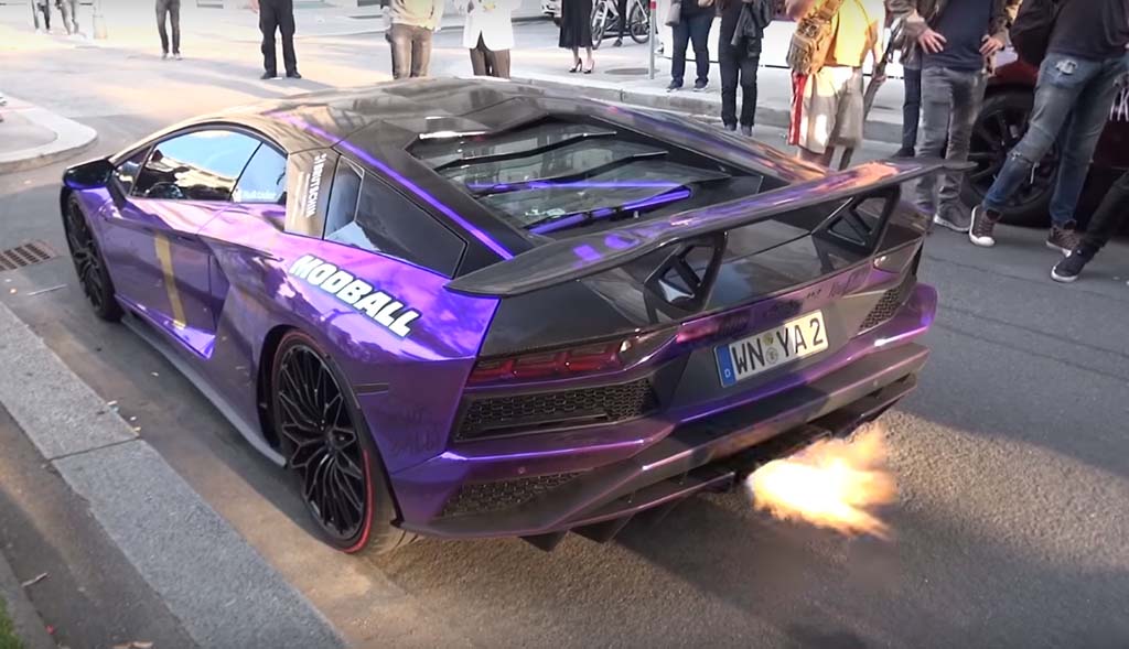 ที่มาของคำว่าแรงไฟลุก Lamborghini Aventador คันม่วง โชว์พ่นไฟท่ามกลางฝูงชน