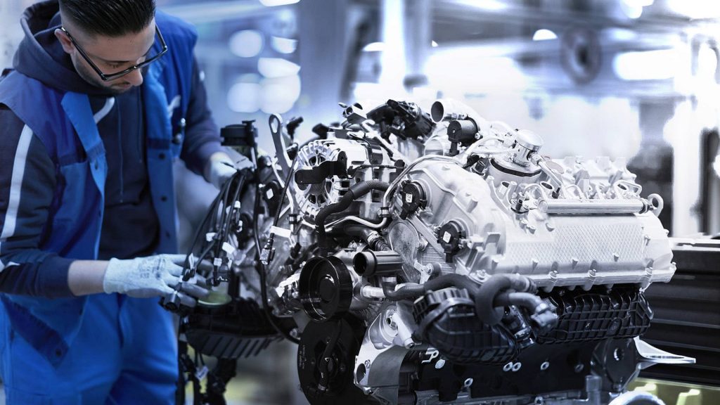 BMW เผยกระบวนการสร้าง เครื่องยนต์ 8 สูบ ไบเทอร์โบ 4.4 ลิตร ที่ผลิตด้วยมือมนุษย์