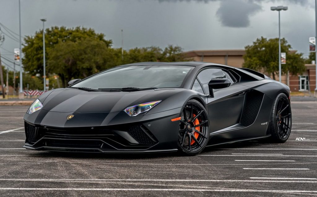 เท่ระเบิด Lamborghini Aventador ที่ถูกจับมาติดตั้งชุดล้อดุดัน ADV.1 ที่เสริมความคม เข้ากันกับตัวรถที่สุด