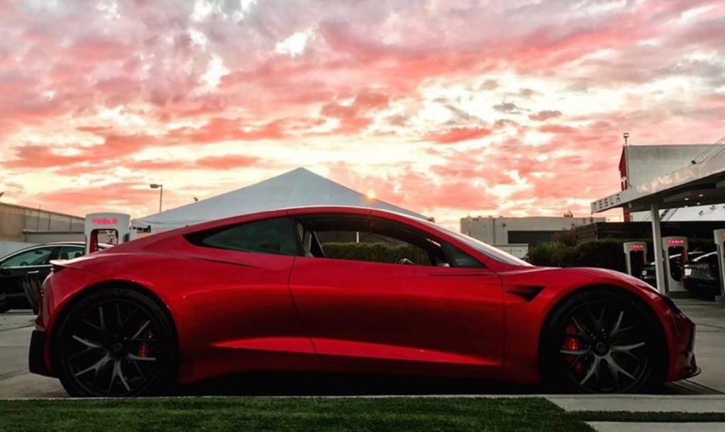Elon Musk ส่งมอบ Model 3 ให้ลูกค้าด้วยตัวเอง พร้อมโชว์ Tesla Roadster คันนี้ที่วิ่ง 1-100 โล ภายใน 1.9 วินาที