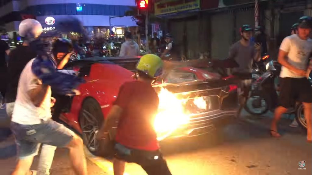 พบ Lamborghini Aventador ไฟไหม้กลางถนน คนต้องเข้ามาช่วยกันดับแทบไม่ทันหวิดวอดทั้งคัน