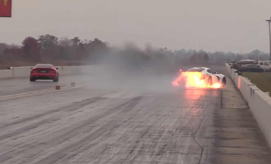 วินาทีสุดระทึก ในการแข่งขัน Drag Race เมื่อรถ Dodge Viper ดันระเบิดระหว่างแข่ง จนคนขับต้องทิ้งรถหนี