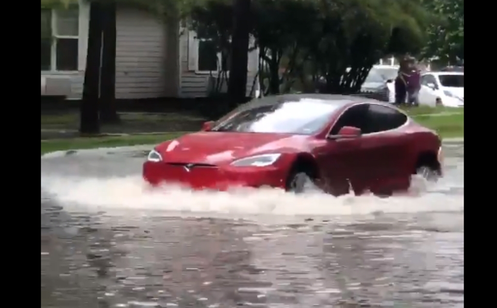 รถไฟฟ้า Tesla Model S มันดีอย่างนี้เอง เพราะมันขับลุยน้ำได้แบบไม่แคร์ใคร