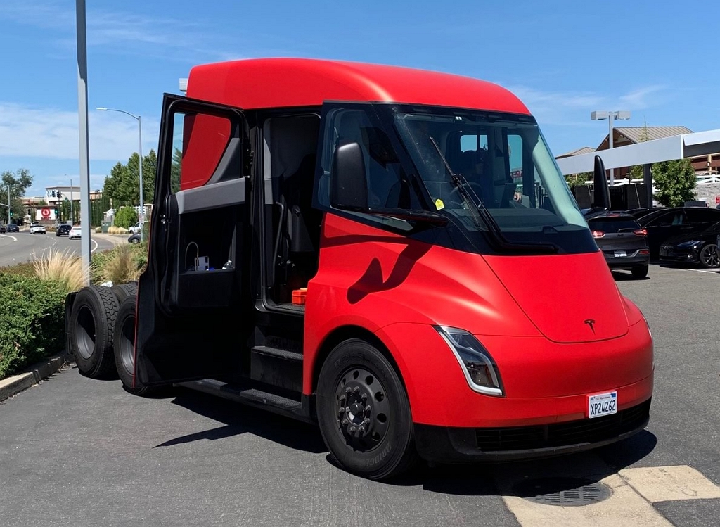 Tesla Semi ปรากฏตัวที่แคลิฟอร์เนีย คันนี้แหละที่วิ่ง 0-100 ใน 5 วินาที