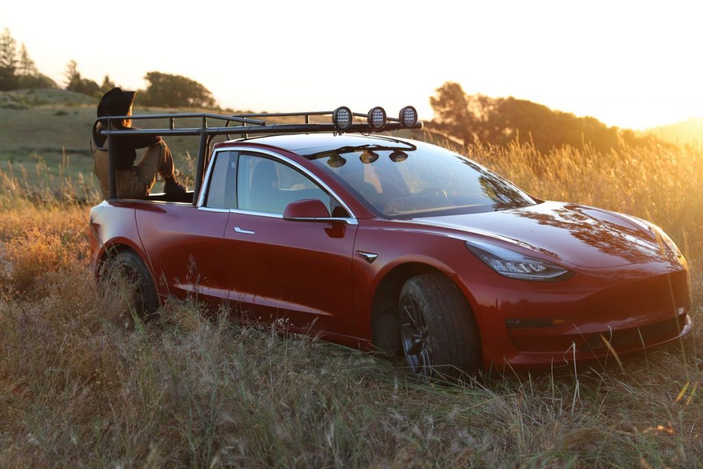 หญิงสาวผู้เปลี่ยนแปลง Tesla Model 3 ด้วยการตัดตัวรถ ให้เป็นกระบะ Truckla สุดเจ๋ง