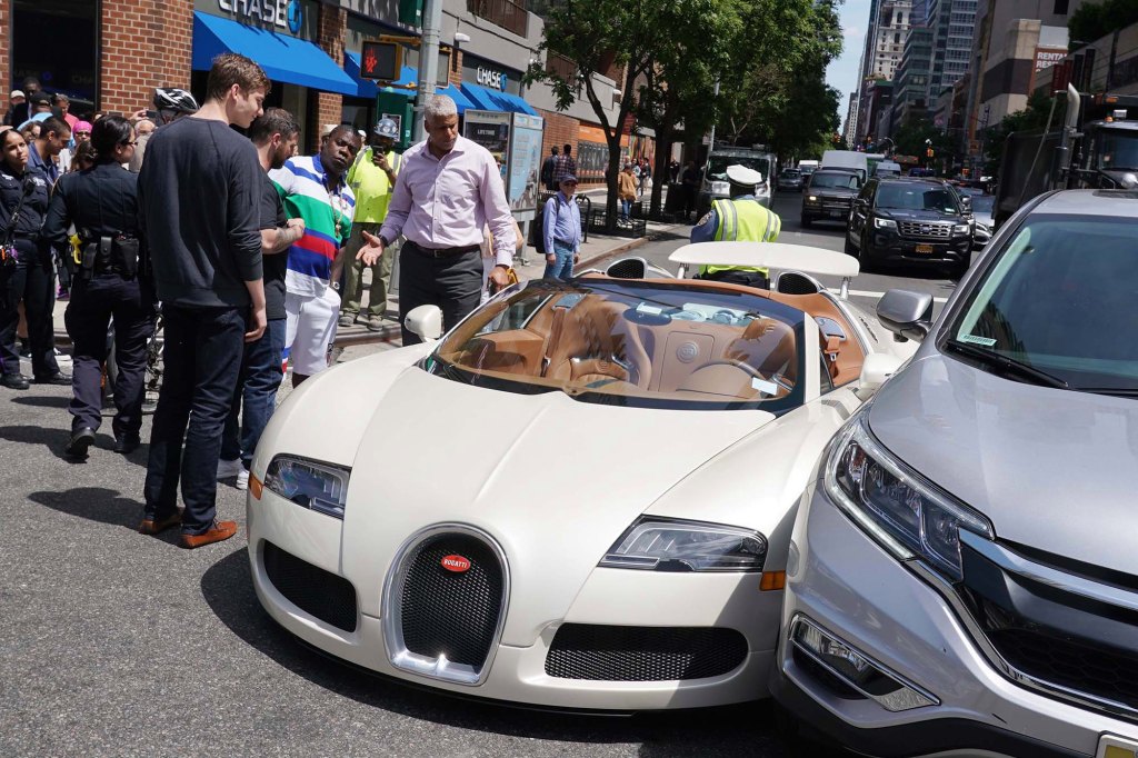 Bugatti Veyron ถอยออกจากโชว์รูมได้ไม่ถึงชั่วโมง ก็โดน CR-V เจิมสะแล้ว
