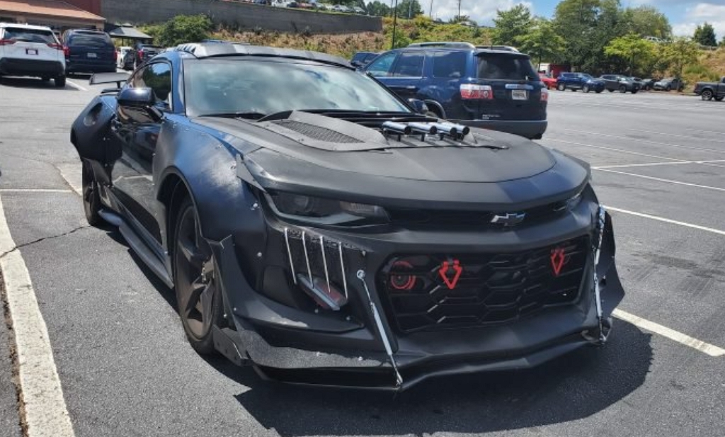 พบร่างดาร์กไซด์ ของ Chevrolet Camaro ในลานจอดรถ ที่เรียกได้ว่าดุจนน่ากลัว