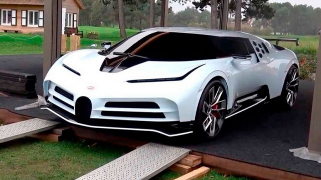 Bugatti Centodieci แม้มีกำลัง 1,578 แรงม้า แค่เคลื่อนที่ช้า ๆ ก็ยังดูสง่า