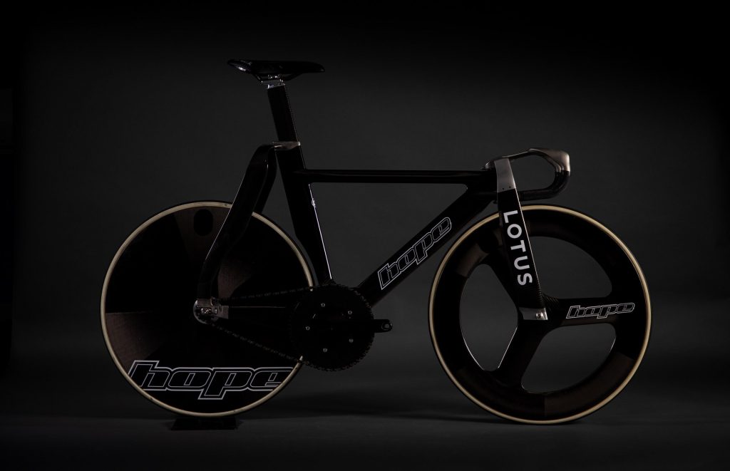 Lotus ผู้ผลิตซุปเปอร์คาร์ สัญชาติอังกฤษ หันมาออกแบบจักรยาน Track Bike สุดโดดเด่น
