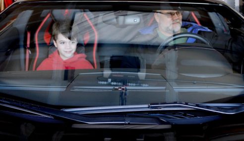 Lamborghini ใจปล้ำ มอบรถคันจริงให้ 2 พ่อ-ลูก ผู้สร้างแบบจำลอง 3D Aventador