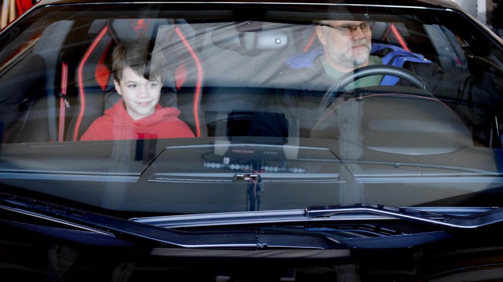 Lamborghini ใจปล้ำ มอบรถคันจริงให้ 2 พ่อ-ลูก ผู้สร้างแบบจำลอง 3D Aventador