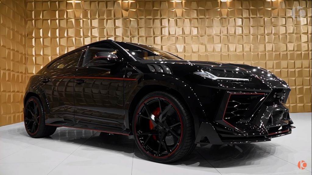 Lamborghini Urus ในเวอร์ชั่นรถแบทแมน สีดำสง่า โฉบเฉี่ยวด้วยเส้นสายสีแดงที่ตัดกันอย่างลงตัว