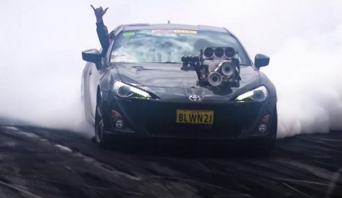 อย่างเดือด Toyota 86 พ่วงซุปเปอร์ชาร์จ 2JZ โชว์เบิร์นยางควันโขมง ราวกับโมโหใครมาอย่างนั้น