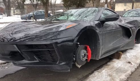 โจรแสบย่องถอดล้อ Corvette C8 จนเกลี้ยงสี่ล้อ แถมใช้หินค้ำรถไวให้อย่างดี