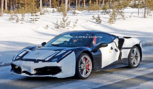 Ferrari 488 ถูกจับภาพได้ขณะวิ่งทดสอบ มาพร้อมสติกเกอร์ไฟฟ้าแรงดันสูง