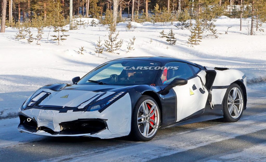 Ferrari 488 ถูกจับภาพได้ขณะวิ่งทดสอบ มาพร้อมสติกเกอร์ไฟฟ้าแรงดันสูง