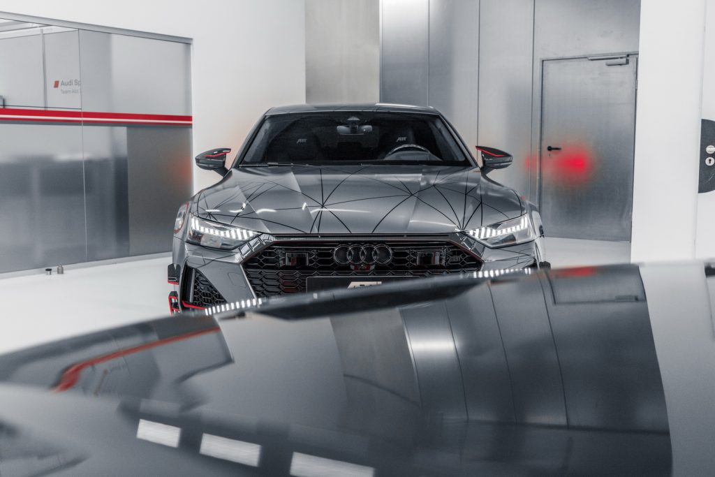 Audi RS7-R เน้นสีดำตัดแดงอัพเกรดรอบคัน กำลังจัดเต็ม 730 แรงม้า