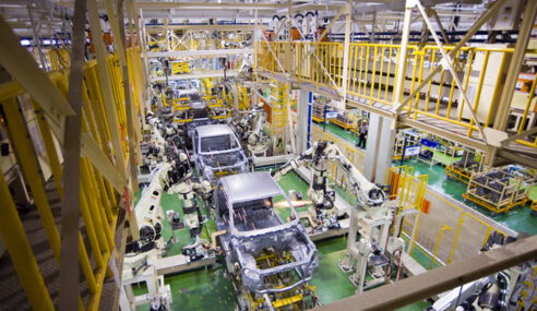 อีซูซุระงับการผลิตรถในประเทศไทยชั่วคราว เนื่องจากขาดชิ้นส่วนประกอบ และตลาดหดตัว