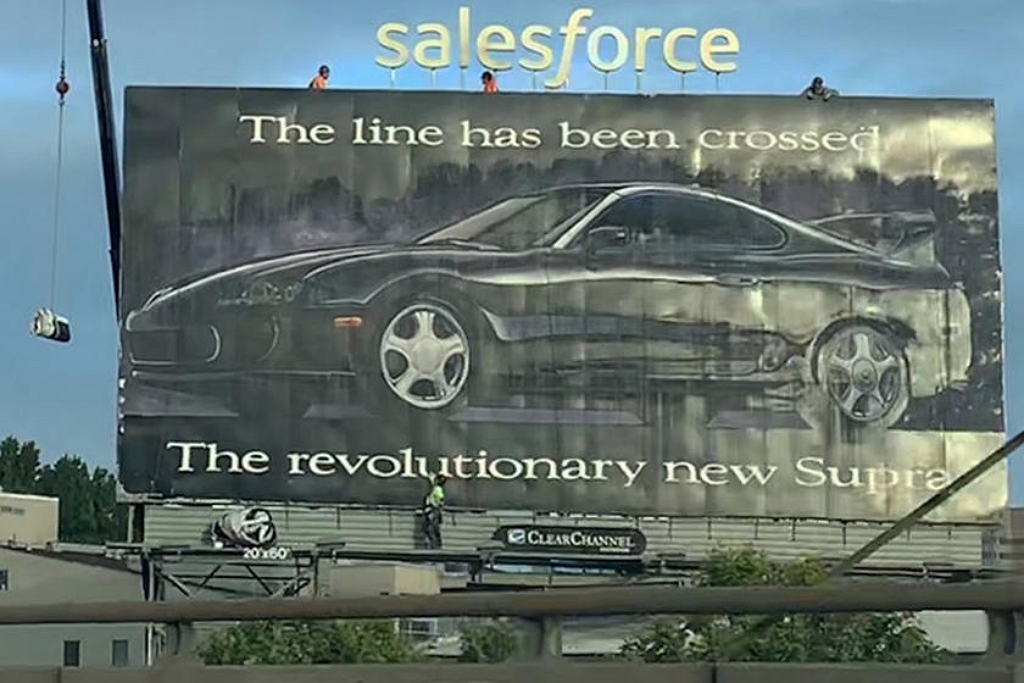สร้างความประหลาดใจให้กับผู้คนที่พบเห็น เมื่อป้ายโฆษณา Toyota Supra 1993 โผล่ขึ้นกลางทางด่วน