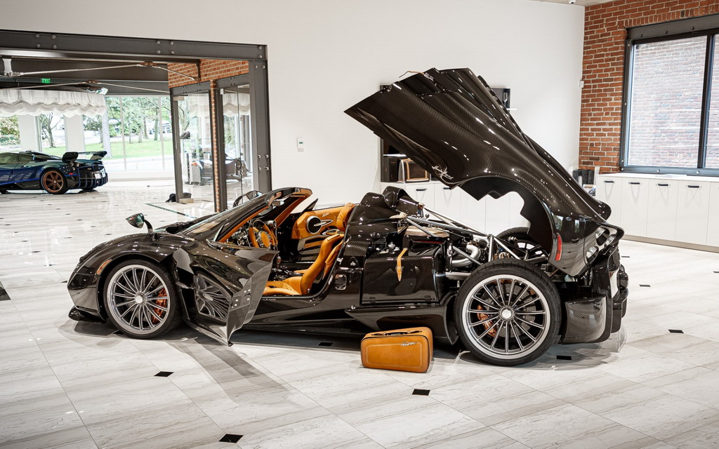 Pagani Huayra Roadster ไฮเปอร์คาร์ 754 แรงม้า ที่ถูกหุ้มด้วยคาร์บอนไฟเบอร์ทั้งคัน