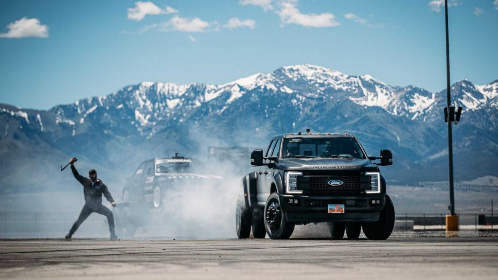 อย่างลั่น Ken Block ควบกระบะ 6 ล้ออย่าง F-450 ดริฟท์วนไปทั่วสนาม