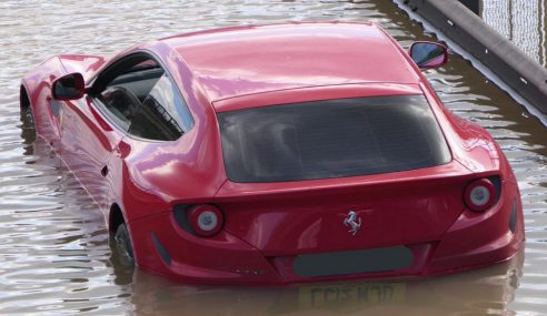 พบ Ferrari FF ราคากว่า 32 ล้านบาท นอนลอยคออยู่ในน้ำกลางลอนดอน