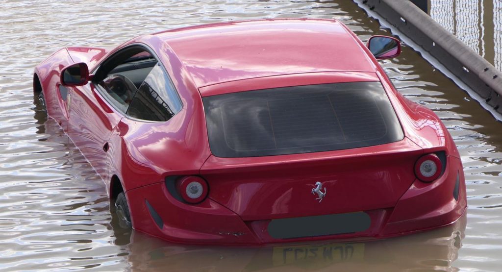 พบ Ferrari FF ราคากว่า 32 ล้านบาท นอนลอยคออยู่ในน้ำกลางลอนดอน