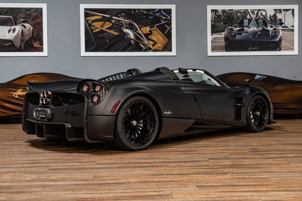 นี้คือรถแบทแมนในชีวิตจริง Pagani Huayra Roadster ที่มาพร้อมสีดำรอบคัน