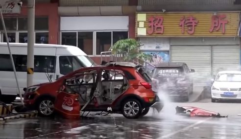 ชมวินาทีที่รถยนต์ไฟฟ้าระเบิด ขณะชาร์จไฟในจีน