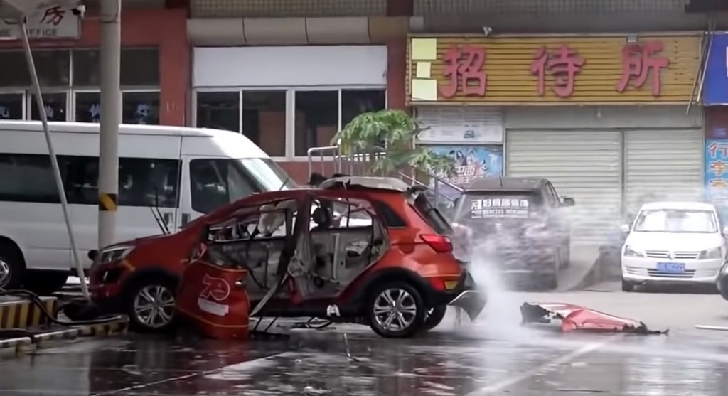 ชมวินาทีที่รถยนต์ไฟฟ้าระเบิด ขณะชาร์จไฟในจีน