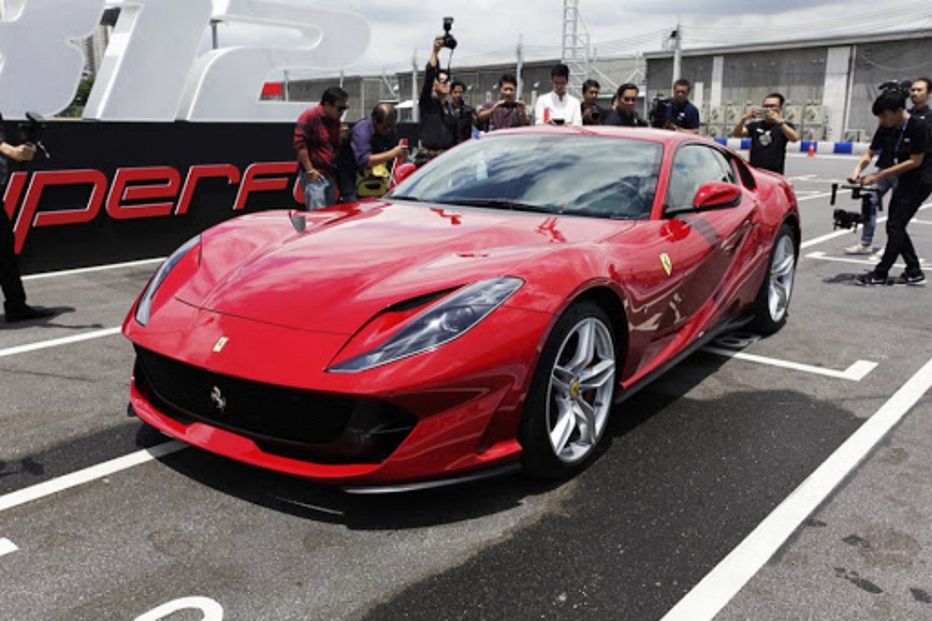 กล้องภายในรถจับภาพหนุ่มควบ Ferrari 812 Superfast พลาดท่าหมุนเคว้งกลางถนน