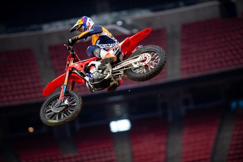 “ร็อคเซ่น” ฟอร์มโหด ควบ CRF450R ยึดจ่าฝูงAMA Supercross 2021