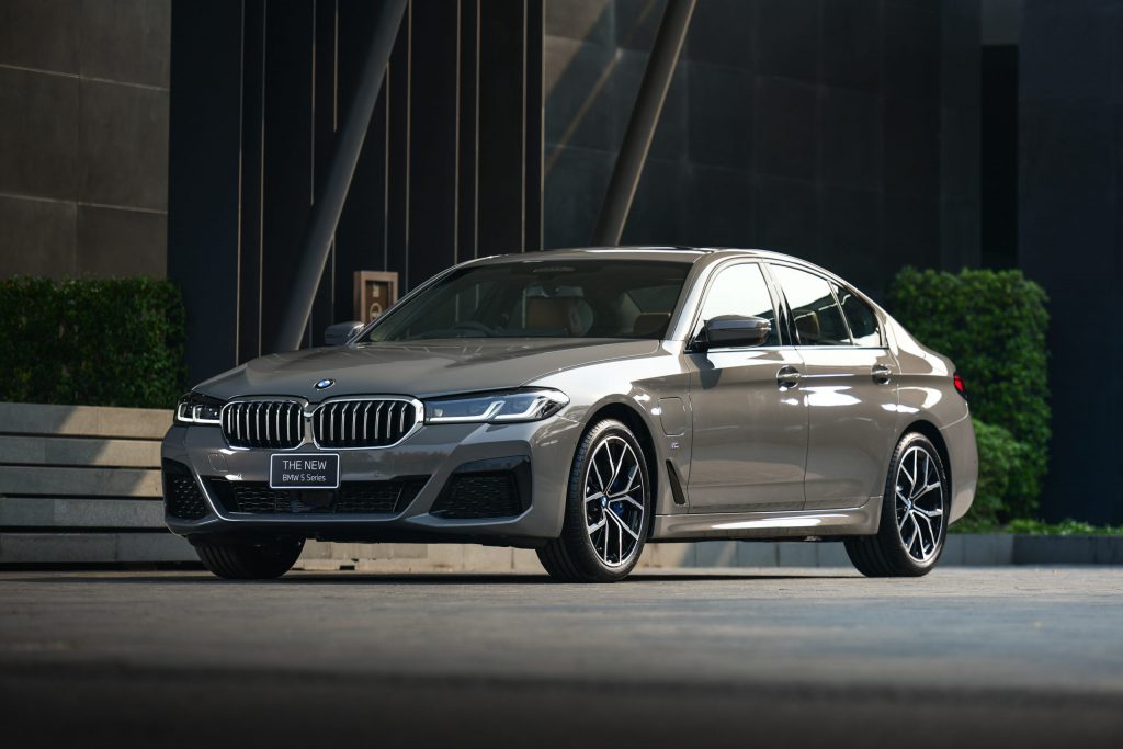 เปิดตัว BMW 5 ซีรีส์ ใหม่ พลิกโฉม ยนตรกรรมหรูด้วยดีไซน์ใหม่ พร้อมเทคโนโลยีล้ำสมัย