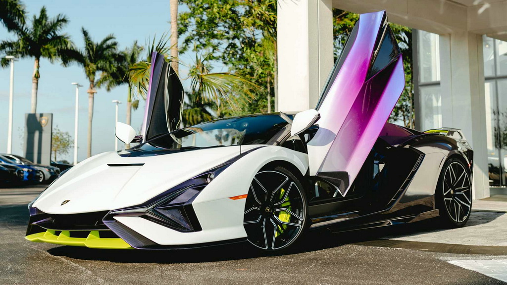 Lamborghini Sian ซูเปอร์คาร์ที่มาพร้อมตัวถังสีม่วงสดใสตัดกับสีเขียว ในรัฐฟลอริดา