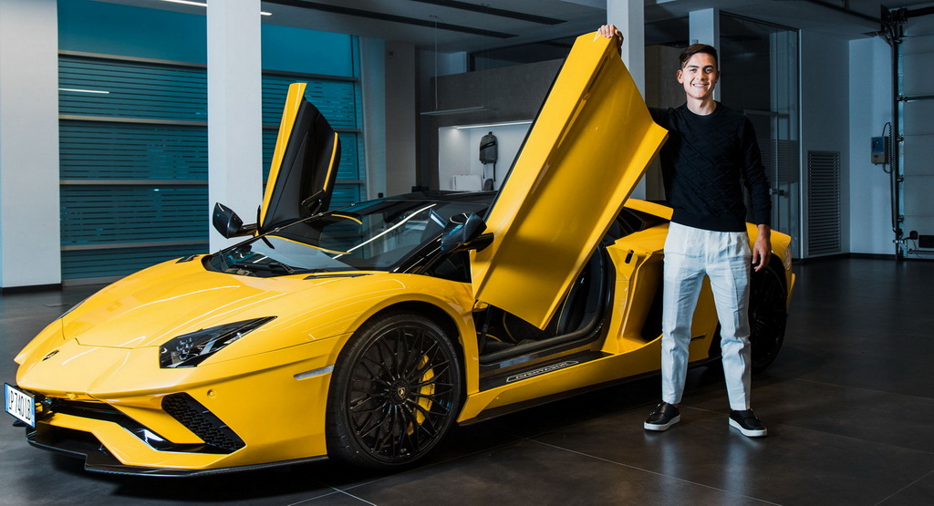 เปาโล ดิบาลา ฉลองยิงครบ 100 ประตูให้กับยูเว่ ด้วย Lamborghini Aventador S Roadster คันใหม่