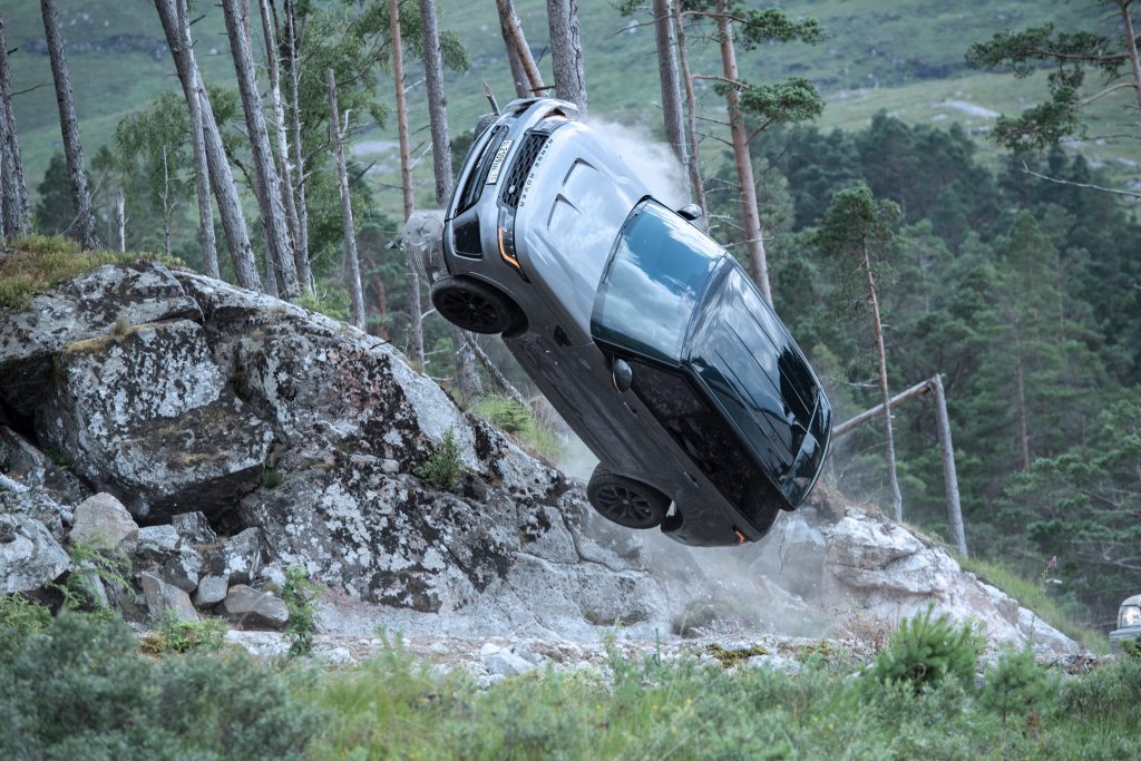 เบื้องหลังการถ่ายทำฉากไล่ล่ากับรถออฟโรด ของ James Bond ที่นำแสดงโดย Range Rover Sport SVR สองคัน