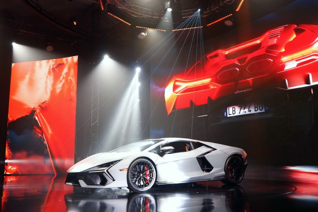 เผยโฉม Lamborghini Revuelto รถยนต์ซูเปอร์สปอร์ตปลั๊กอินไฮบริด เครื่องยนต์ V12 สมรรถนะสูงรุ่นแรกของแบรนด์