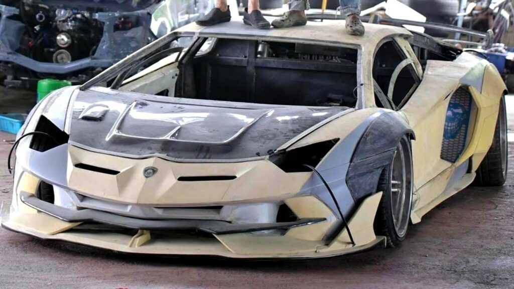 ช่างไทยเจ๋ง!! ใช้งบสี่แสนแปลง Toyota Crown รุ่นเก่าเป็น Lamborghini Aventador Replica